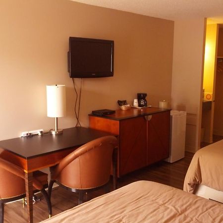 Travelodge By Wyndham Swift Current Esterno foto