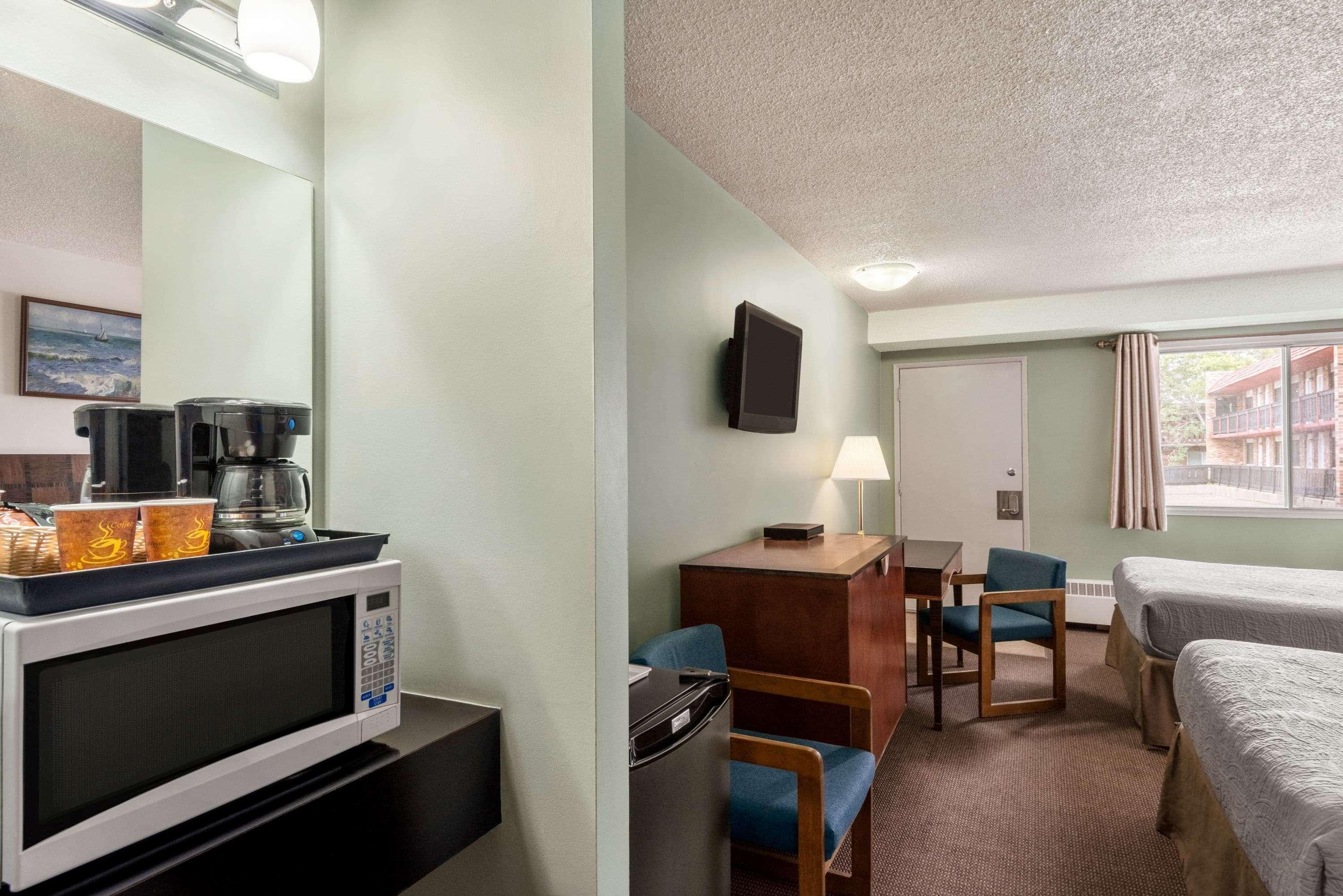 Travelodge By Wyndham Swift Current Esterno foto
